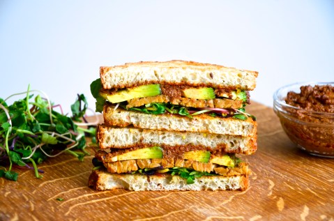 Smokey tempeh sandwich